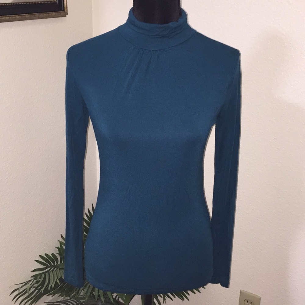 Long sleeve top.